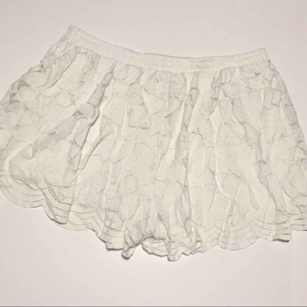 EUC Torrid Size 2 White Lace Double Layered Short